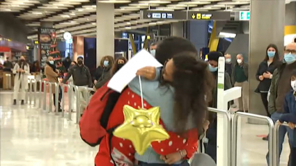 Abrazo por reencuentros en Navidad en el aeropuerto