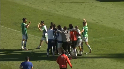 Los jugadores del Cacereño celebrando el tanto de la victoria