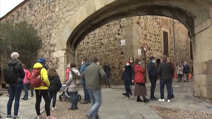 Decenas de turistas en el entorno del arco de la Estrella de Cáceres