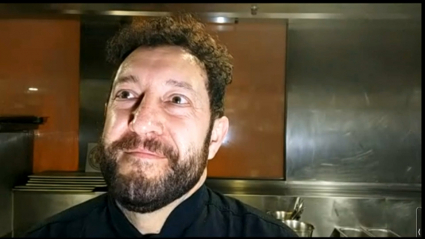 José Manuel López Iglesias atiende a Canal Extremadura Televisión desde su restaurante Peix y Brases de Denia.