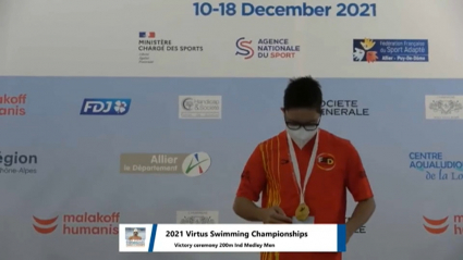 Guillermo Gracia recibiendo una medalla de oro