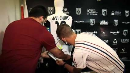 Javi Chino firmando una camiseta el día de su despedida del Mérida