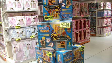 Cajas de juguetes en una tienda