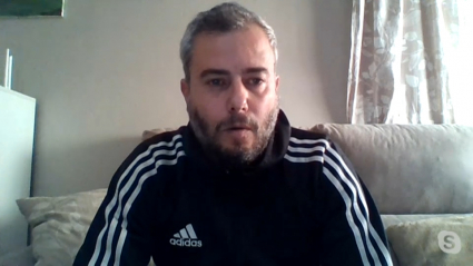 Alberto Pérez atendiendo a Extremadura Deportes