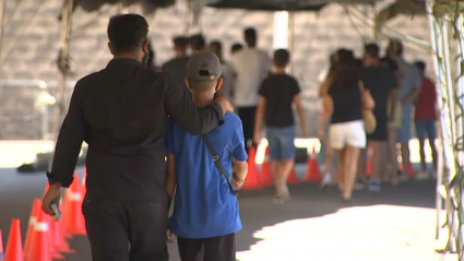 Menores de edad, acudiendo a vacunaciones masivas junto a sus padres.