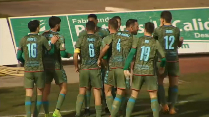Los jugadores del Villanovense celebran el gol de Seth Vega ante el Mérida
