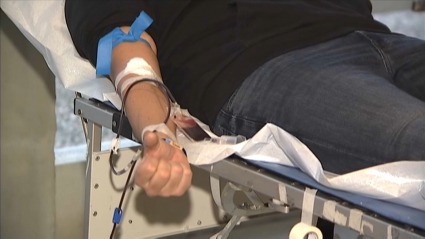 Paciente extremeño donando sangre