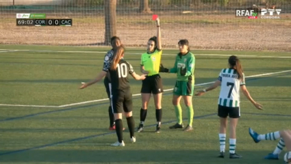 Cartulina roja para Nerea, del Cacereño 