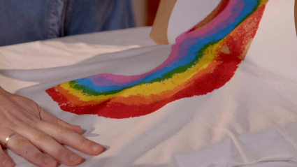 Auxi hace estampaciones con ceras de colores