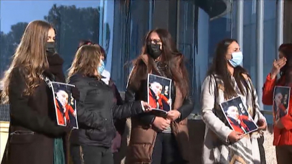 Familiares y amigos de Iván Toribio portan una imagen de la víctima a las puertas de la Audiencia Provincial de Madrid.