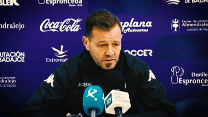 Manuel Mosquera, entrenador del Extremadura, se muestra optimista ante la posible llegada de nuevos inversores al club