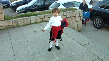 Niño con el traje regional