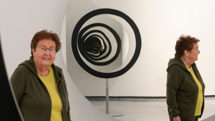 Helga de Alvear junto a una obra de Olafur Eliasson