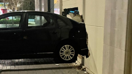 Vehículo empotrado contra el supermercado