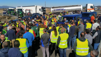 Vehículos con el equipo de seguridad de Pedro Sánchez, detenidos en medio de la manifestación