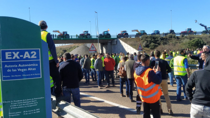 Tractores en la Nacional y manifestantes ocupando la autovía EX-A2