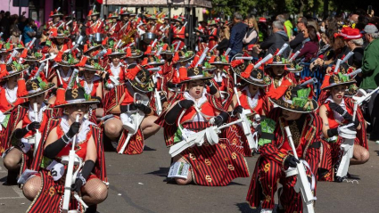 Las calles de Badajoz han vuelto a llenarse de color con su desfile