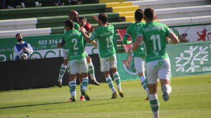Los futbolistas del Cacereño celebran su tanto ante el Cádiz B.