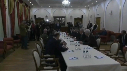 Representantes oficiales de Rusia y Ucrania en la mesa de negociación en la frontera bielorrusa