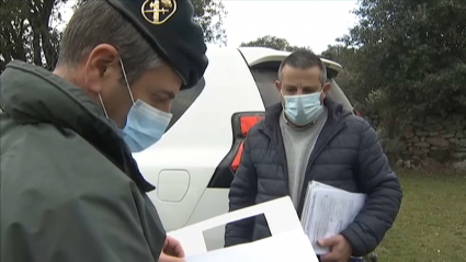 Agente del Seprona verificando los papeles de un pozo