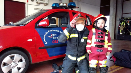 Yago ha cumplido sus sueño de ser bombero por un día gracias al parque de Almendralejo