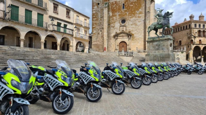Las 30 motos de la Guardia Civil de tráfico estacionadas en Trujillo