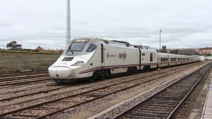 Tren Alvia S730, hoy en la estación de tren de Cáceres