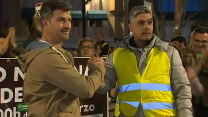 Juan Francisco Rodríguez Chamorro, de ASEPREX, y Germán Martínez, de la Plataforma  Plataforma Nacional en Defensa del Transporte de Mercancías por Carretera en Extremadura, simbolizando su unión en las reivindicaciones