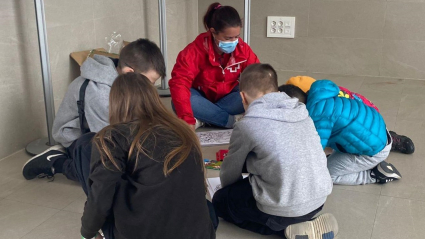 Cruz Roja con niños refugiados de Ucrania en Olivenza