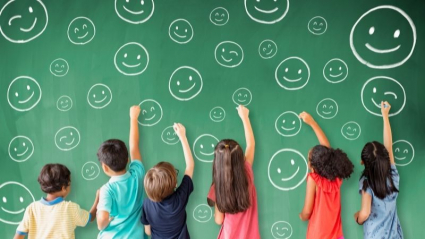 niños escribiendo en una pizarra