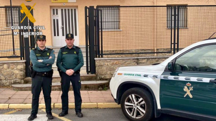 Agentes de Guardia Civil de Hervás que salvan la vida de un menor de 21 meses