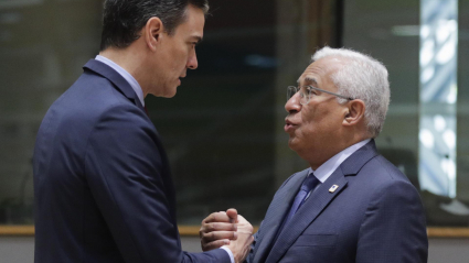 El presidente del Gobierno de España, Pedro Sánchez, junto al primer ministro de Portugal, Antonio Costa
