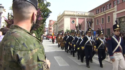 Desfile de los recreadores por la avenida de Huelva en Badajoz 