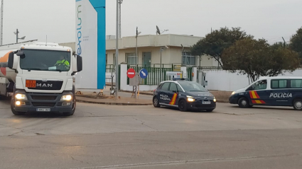 Camiones cisternas cargadas de combustible y escoltadas por la Policía Nacional