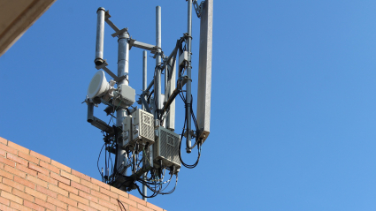 Antena de 5G instalada sobre un edificio