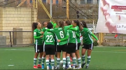 Jugadoras del Cacereño celebran frente al Santa Teresa