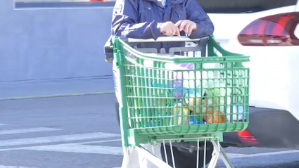 Carrito de la compra a la salida de un supermercado