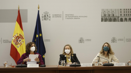 La vicepresidenta primera del Gobierno, Nadia Calviño (c); y las ministras de Hacienda y de Transportes, María Jesús Montero (i) y Raquel Sánchez (d), durante la reunión mantenida este lunes con representantes del departamento de mercancías del Comité Nacional de Transporte por Carretera para analizar la situación del sector, mientras continúa el paro indefinido convocado por asociaciones minoritarias de transportistas. 