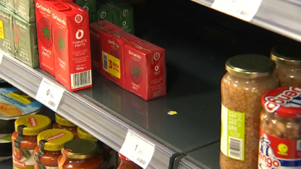 Imagen de la estantería de un supermercado en Badajoz