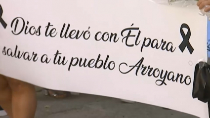 Cartel en el que pone "Dios te llevó con Él para salvar a tu pueblo Arroyano"