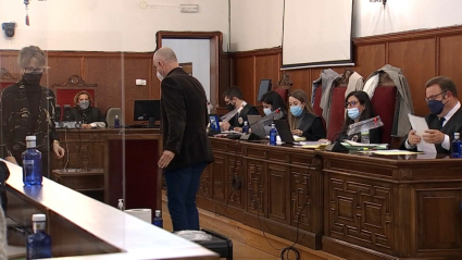 El hijo del acusado inicia su declaración como testigo en el juicio.