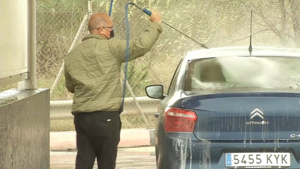 Los lavaderos están llenos de gente limpiando sus coches