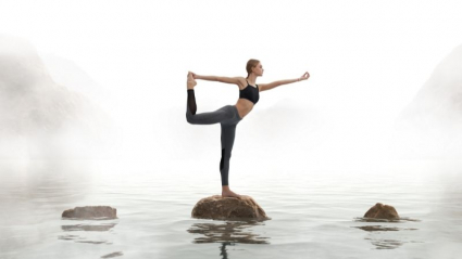 mujer practicando yoga
