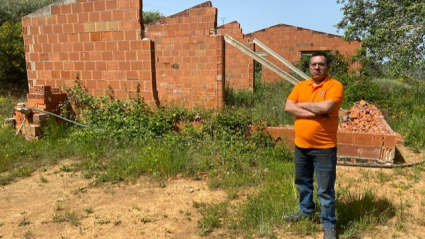 Carlos Palomero delante de la edificación por la que podría ir a la cárcel.
