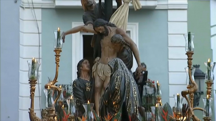 El Cristo del Descendimiento, saliendo de la parroquia de San Andrés en Badajoz