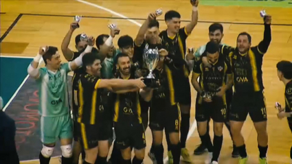 Jugadores del Cáceres UEX celebran la Copa de Extremadura