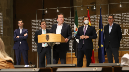 Los promotores del proyecto, junto a Guillermo Fernández Vara y Luis Salaya