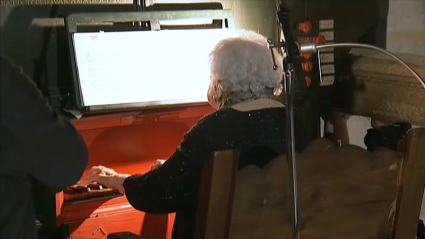 Montserrat Torrent tocando en el órgano renacentista de Garrovillas de Alconétar