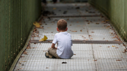 Niño solo en un pasillo