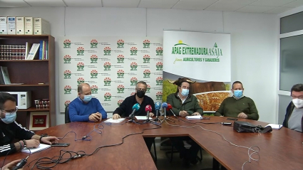 Representantes de UPA-UCE y Asaja Extremadura en la rueda de prensa en Mérida